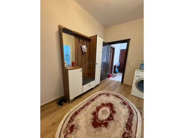 Shitet, Apartament 1+1+ Verande, Kinostudio, Tiranë.