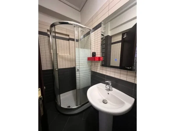 Tirane, jepet me qera apartament 1+1 Kati 4, 65 m² 700 € (Delijorgji)