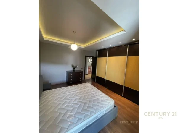 Tirane, jepet me qera apartament 3+1 Kati 4, 143 m² 750 € (Kopshti Botanik)