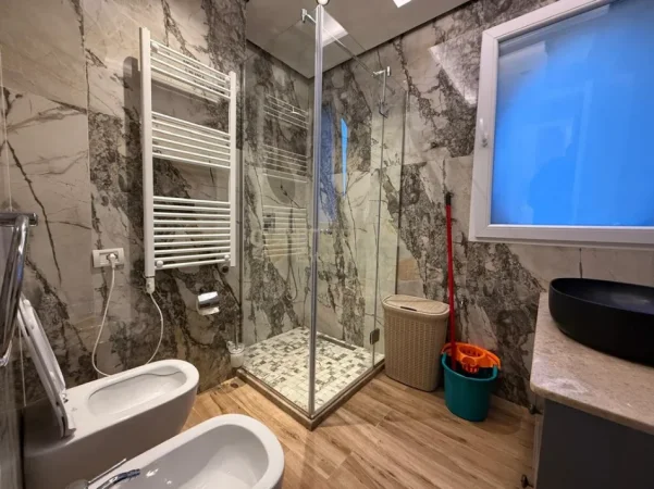 Tirane, jepet me qera apartament 1+1 , 80 m² 850 € (Rruga e Kosovarëve)