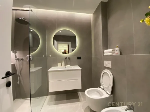 Tirane, jepet me qera apartament 1+1 , 70 m² 883 € (Liceu Artistik)