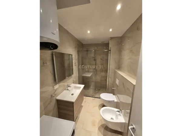 Tirane, jepet me qera apartament 1+1 , 77 m² 800 € (Spitali i Kafsheve)