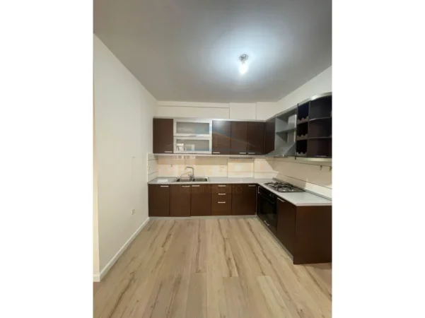 Tirane, jepet me qera apartament 1+1+Ballkon Kati 3, 65 m² 500 € (Rruga Bill Klinton, Kodra e Diellit)