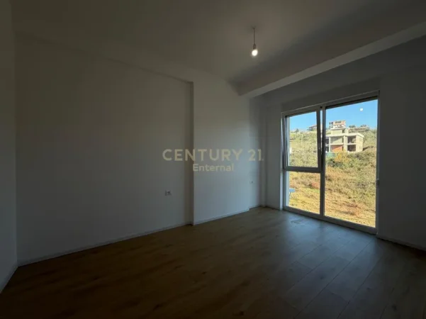 Tirane, shitet Vile 4+1 Kati 1, 197 m² 380.000 € 