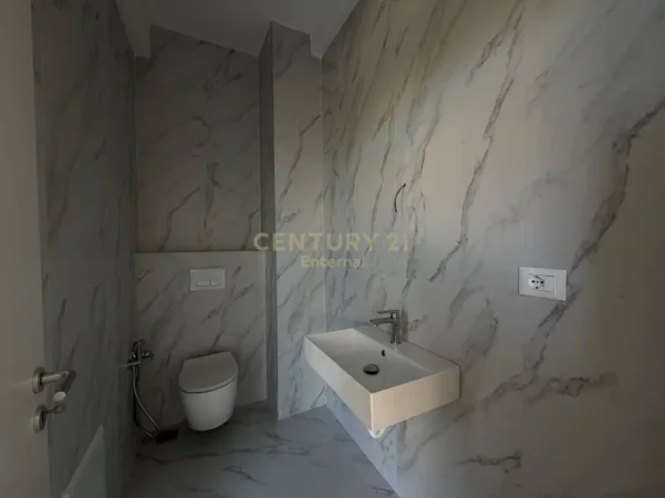 Tirane, shitet Vile 4+1 Kati 1, 197 m² 380.000 € 