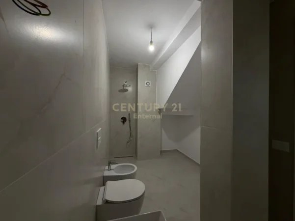 Tirane, shitet Vile 4+1 Kati 1, 197 m² 380.000 € 