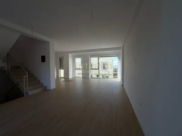 Tirane, shitet Vile 4+1 Kati 1, 197 m² 380.000 € 