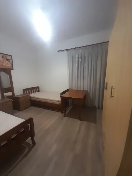 Tirane, jepet me qera Banese 1+1+Ballkon Kati 1, 65 m² 33.000 Lekë te Reja(Rruga Mihal Grameno, Tregu Elektrik, Tirane.)
