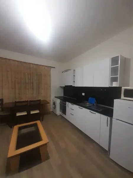 Tirane, jepet me qera Banese 1+1+Ballkon Kati 1, 65 m² 33.000 Lekë te Reja(Rruga Mihal Grameno, Tregu Elektrik, Tirane.)