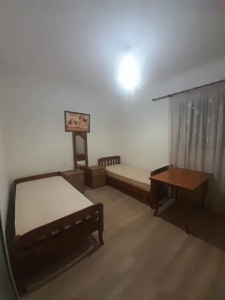 Tirane, jepet me qera Banese 1+1+Ballkon Kati 1, 65 m² 33.000 Lekë te Reja(Rruga Mihal Grameno, Tregu Elektrik, Tirane.)