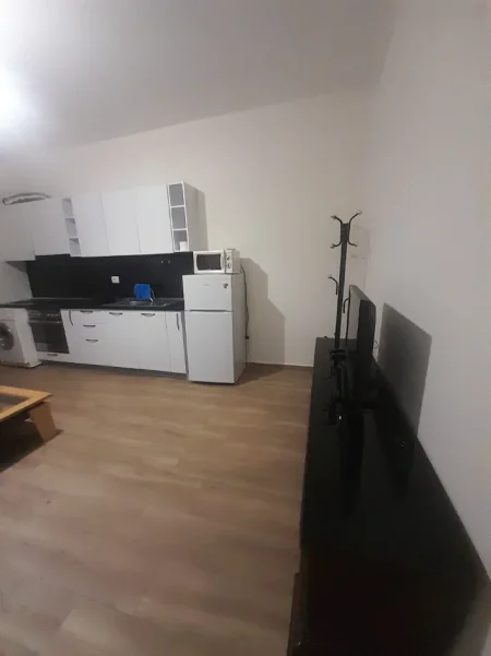 Tirane, jepet me qera Banese 1+1+Ballkon Kati 1, 65 m² 33.000 Lekë te Reja(Rruga Mihal Grameno, Tregu Elektrik, Tirane.)