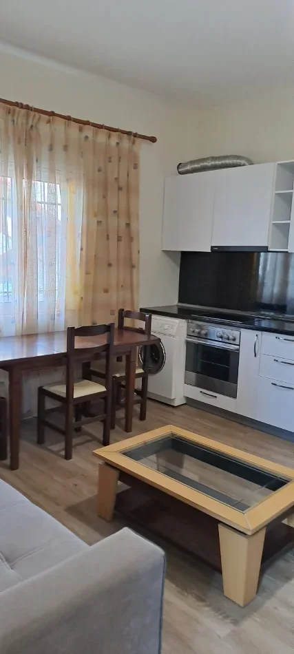 Tirane, jepet me qera Banese 1+1+Ballkon Kati 1, 65 m² 33.000 Lekë te Reja(Rruga Mihal Grameno, Tregu Elektrik, Tirane.)