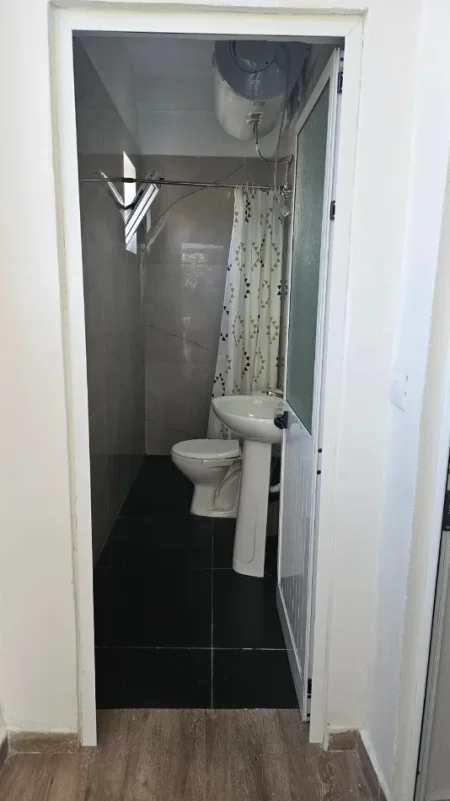 Tirane, jepet me qera Banese 1+1+Ballkon Kati 1, 65 m² 33.000 Lekë te Reja(Rruga Mihal Grameno, Tregu Elektrik, Tirane.)