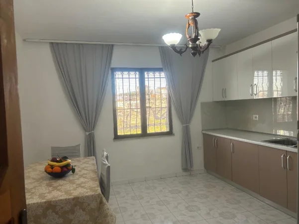 Jepet me qera shtepi 3+1+Ballkon Kati 1, 120 m² 400 € (Rruga Mehmet Gjevori)