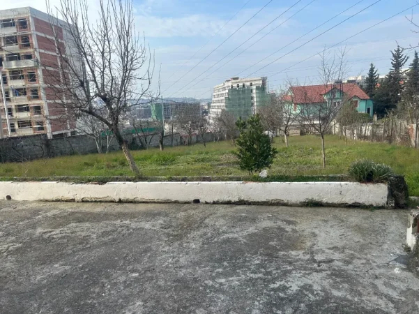 Jepet me qera shtepi 3+1+Ballkon Kati 1, 120 m² 400 € (Rruga Mehmet Gjevori)