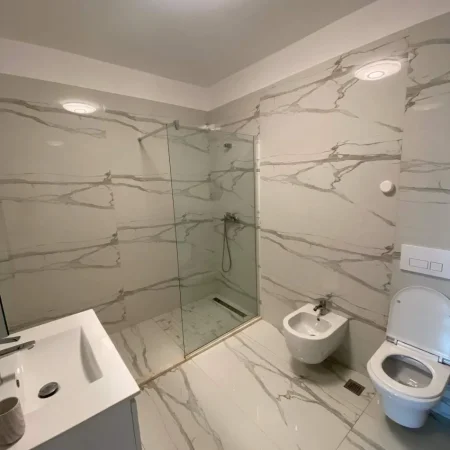 Tirane, jepet me qera apartament 3+1+Ballkon Kati 6, 130 m² 785 € (Rruga Andrea Kushi)