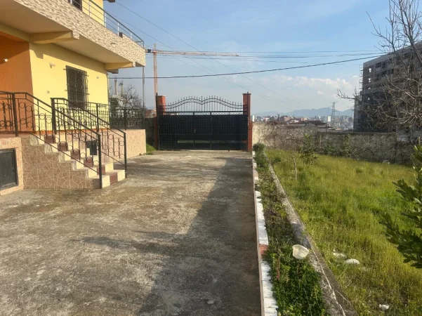 Jepet me qera shtepi 3+1+Ballkon Kati 1, 120 m² 400 € (Rruga Mehmet Gjevori)