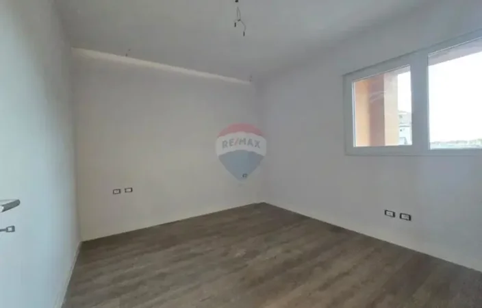 Tirane, shitet apartament 2+1+Ballkon Kati 5, 101 m² 228.000 € (Shkolla e Kuqe)