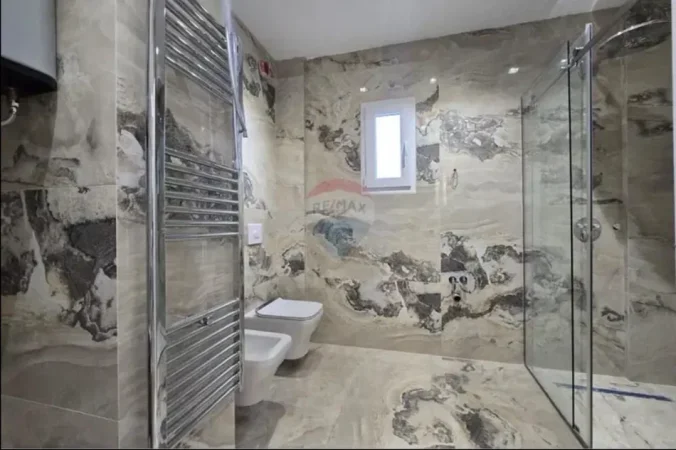 Tirane, shitet apartament 2+1+Ballkon Kati 5, 101 m² 228.000 € (Shkolla e Kuqe)