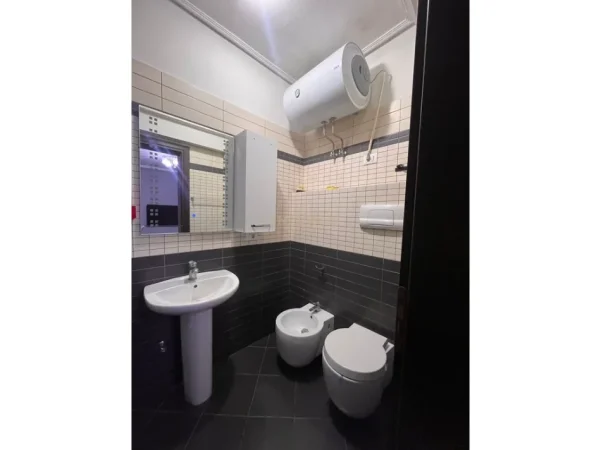 Tirane, jepet me qera apartament 1+1 Kati 4, 65 m² 700 € (delijorgji)