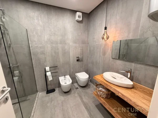 Tirane, jepet me qera apartament 2+1+Ballkon Kati 5, 155 m² 1.500 € (stadiumi dinamo)