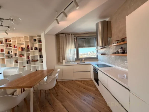 Tirane, jepet me qera apartament 2+1+Ballkon Kati 5, 155 m² 1.500 € (stadiumi dinamo)