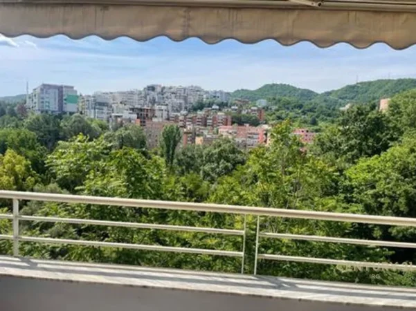 Tirane, jepet me qera apartament 3+1+Ballkon Kati 4, 143 m² 750 € (kopshti botanik)
