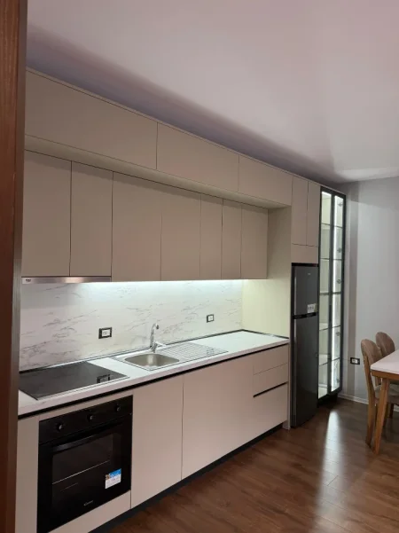 Tirane, jepet me qera apartament 1+1+Ballkon , 75 m² 700 € (Rr Jordan Misja, prane Bulevardit te Ri)