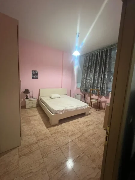 Tirane, jepet me qera apartament 1+1 Kati 1, 70 m² 400 € (Big Market tek Mbikalimi Kristal Center)