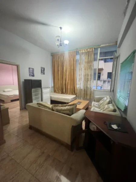 Tirane, jepet me qera apartament 1+1 Kati 1, 70 m² 400 € (Big Market tek Mbikalimi Kristal Center)