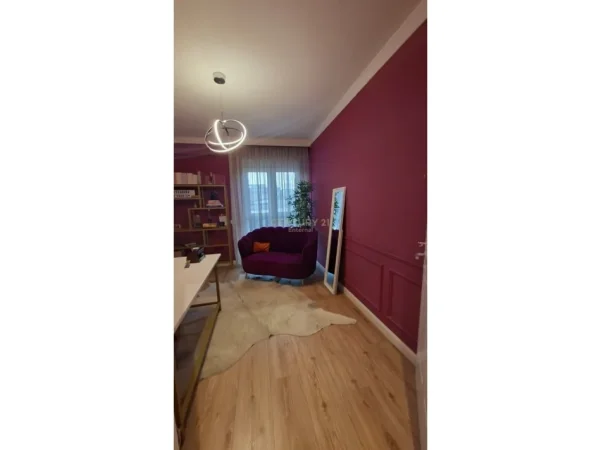 Tirane, jepet me qera nga Pronari, pa-komision ambjent biznesi Kati 4, 121 m² 800 € (Rr.Ndre Mjeda Tek Raport TV)