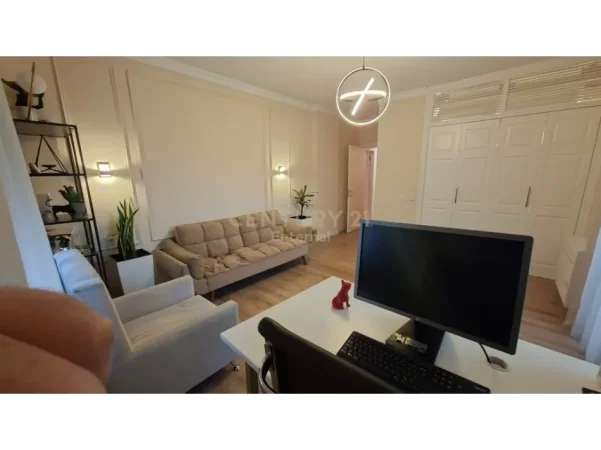 Tirane, jepet me qera nga Pronari, pa-komision ambjent biznesi Kati 4, 120 m² 800 € (Rr.Ndre Mjeda Tek Raport TV)