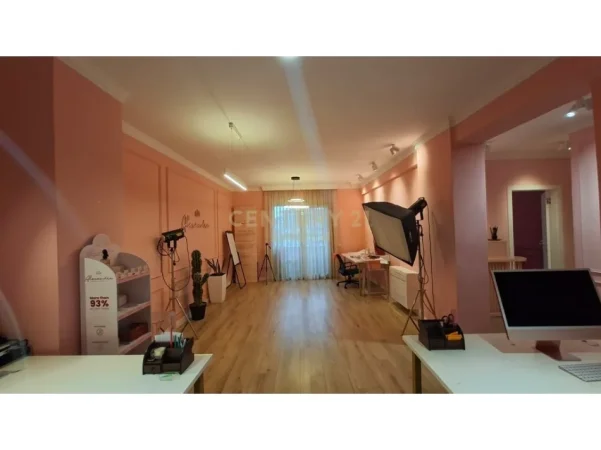 Tirane, jepet me qera nga Pronari, pa-komision ambjent biznesi Kati 4, 120 m² 800 € (Rr.Ndre Mjeda Tek Raport TV)