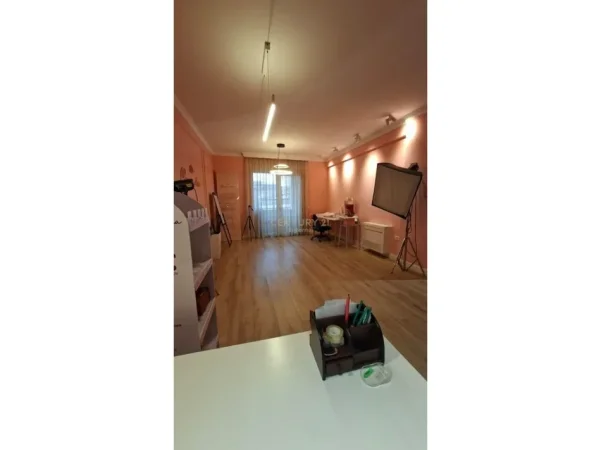 Tirane, jepet me qera nga Pronari, pa-komision ambjent biznesi Kati 4, 120 m² 800 € (Rr.Ndre Mjeda Tek Raport TV)