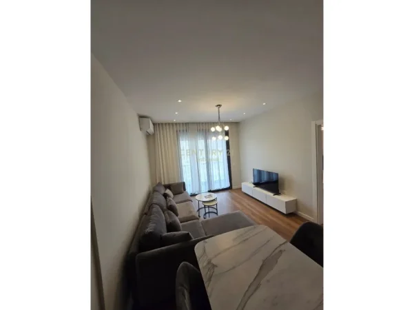 Tirane, jepet me qera apartament 1+1 Kati 2, 77 m² 800 € (liqeni i tiranes spitali kafsheve)