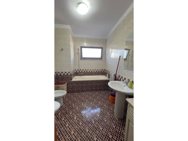 Tirane, jepet me qera apartament 2+1 , 111 m² 850 € (Rruga Dritan Hoxha)