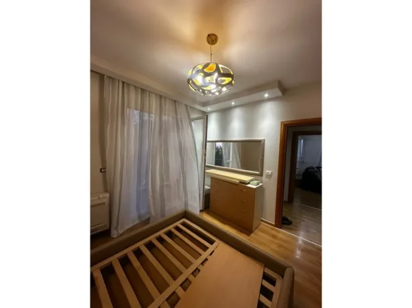 Tirane, jepet me qera apartament 1+1 , 60 m² 400 € (Fresk)