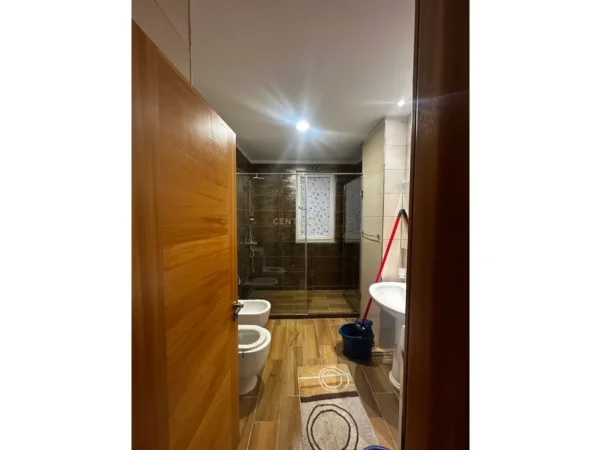 Tirane, jepet me qera apartament 1+1 , 60 m² 400 € (Fresk)
