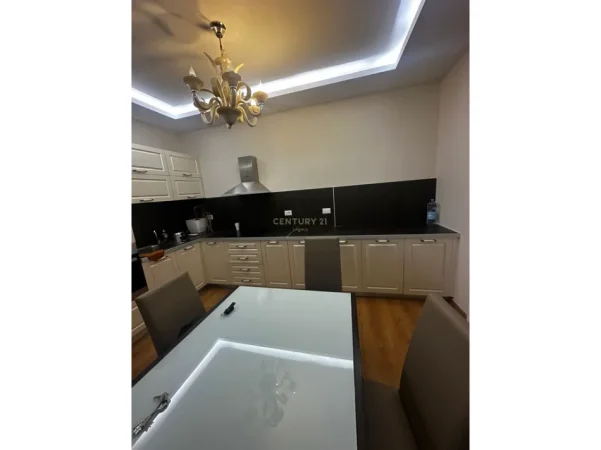 Tirane, jepet me qera apartament 1+1 , 60 m² 400 € (Fresk)