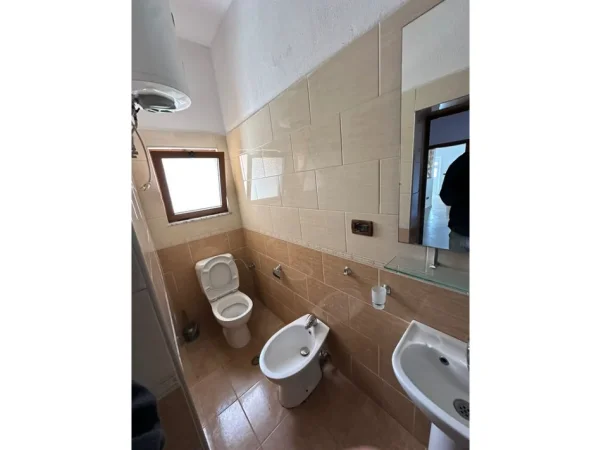 Tirane, jepet me qera 2+1 , 130 m² 500 € (Hysen Xhura)