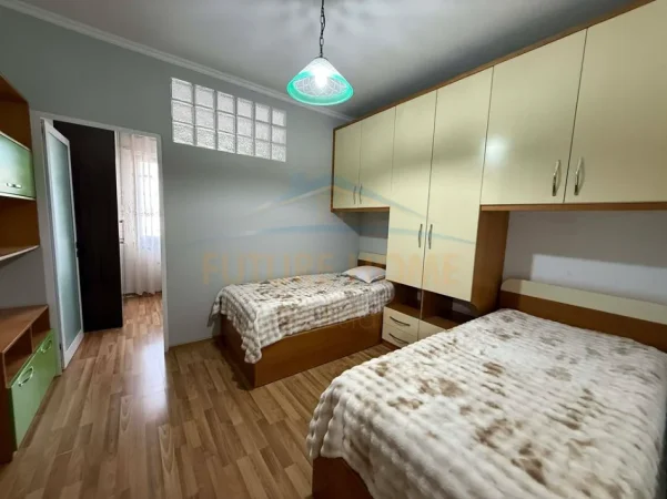 Tirane, jepet me qera apartament 2+1+Ballkon Kati 7, 110 m² 450 € (Unaza e Re)