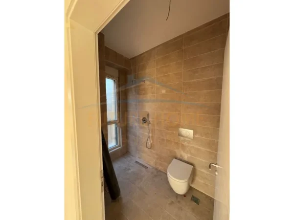 Tirane, jepet me qera apartament 3+1 Kati 1, 143 m² 1.000 € (Ish Fusha Aviacionit)