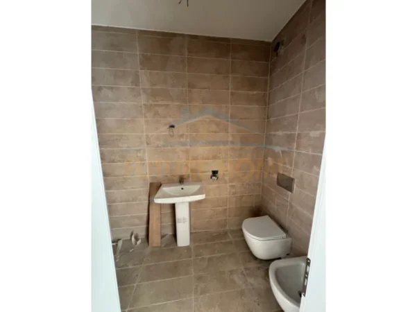 Tirane, jepet me qera apartament 3+1 Kati 1, 143 m² 1.000 € (Ish Fusha Aviacionit)