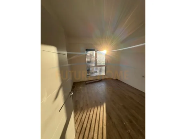 Tirane, jepet me qera apartament 3+1 Kati 1, 143 m² 1.000 € (Ish Fusha Aviacionit)