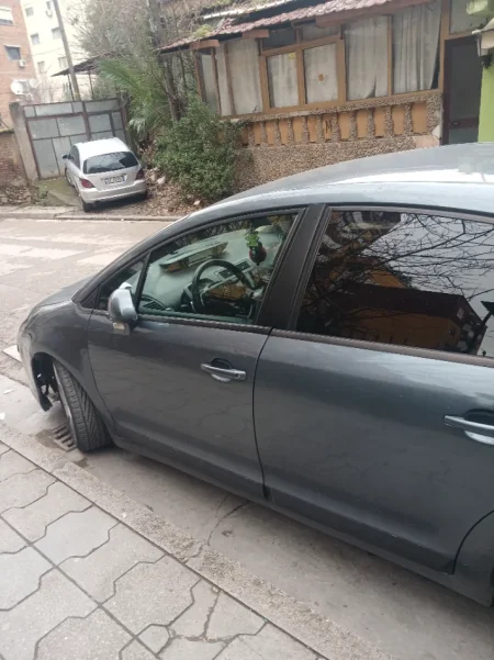 Tirane, shes makine Citroen c4 Nafte, gri e erret tiptronik Klima 225.000 km 3.000 €