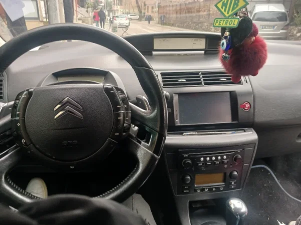 Tirane, shes makine Citroen c4 Nafte, gri e erret tiptronik Klima 225.000 km 3.000 €