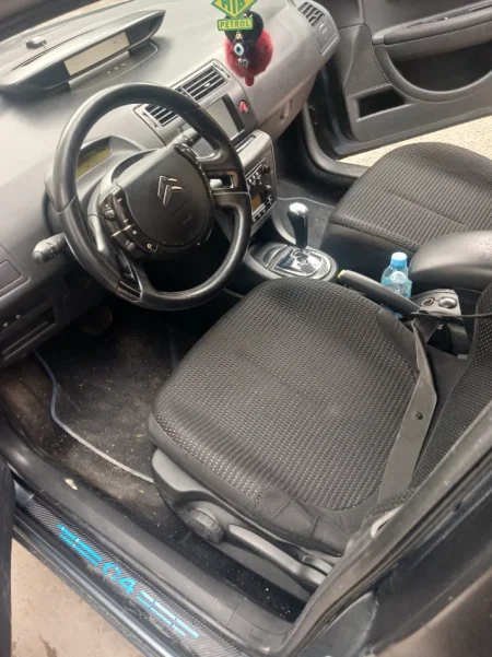 Tirane, shes makine Citroen c4 Nafte, gri e erret tiptronik Klima 225.000 km 3.000 €
