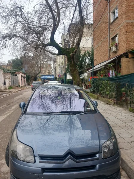 Tirane, shes makine Citroen c4 Nafte, gri e erret tiptronik Klima 225.000 km 3.000 €