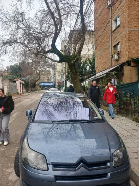 Tirane, shes makine Citroen c4 Nafte, gri e erret tiptronik Klima 225.000 km 3.000 €