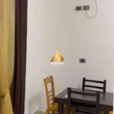 Tirane, jepet me qera apartament 1+1 Kati 1, 400 € (Rruga Peti)